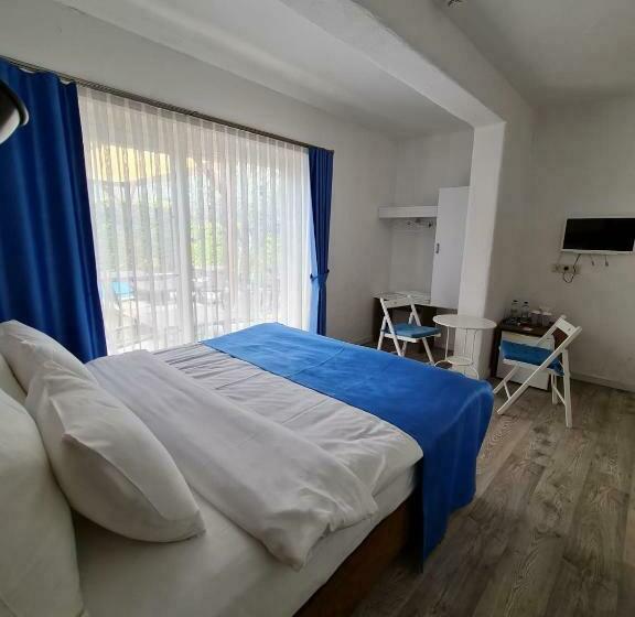 اتاق استاندارد با چشم‌انداز استخر, Rebetiko