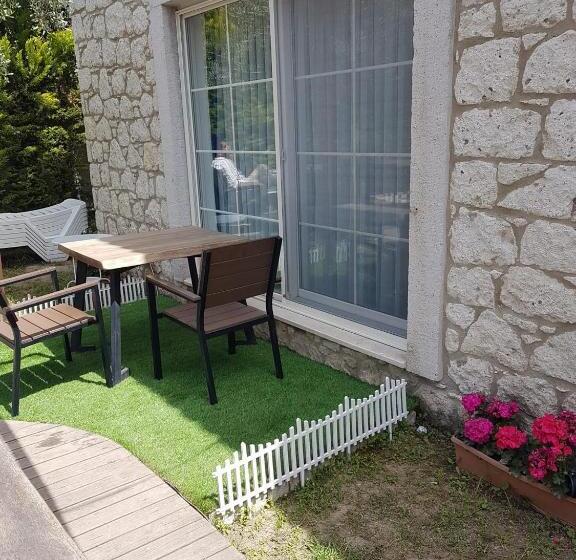 اتاق استاندارد با چشم‌انداز استخر, Rebetiko