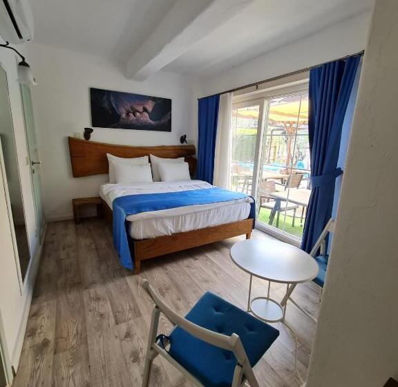 اتاق استاندارد با چشم‌انداز استخر, Rebetiko