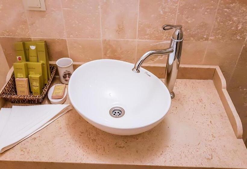 اتاق استاندارد با بالکن, Rebetiko