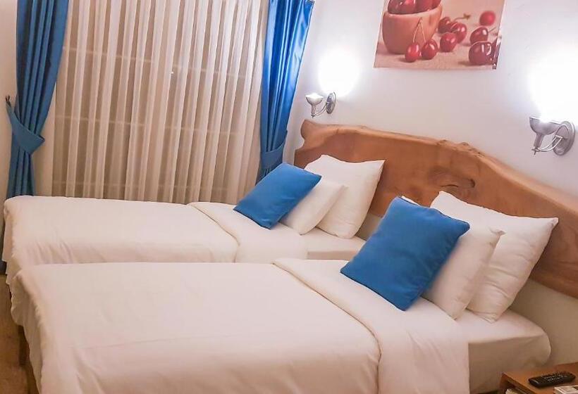 اتاق استاندارد با بالکن, Rebetiko