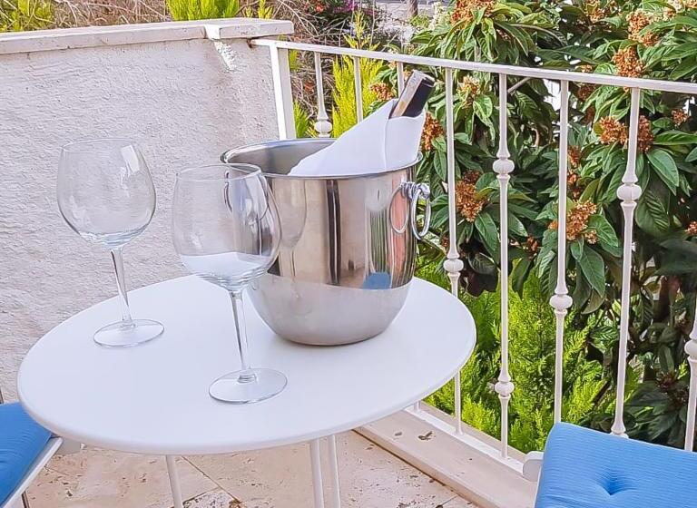 اتاق لوکس, Rebetiko