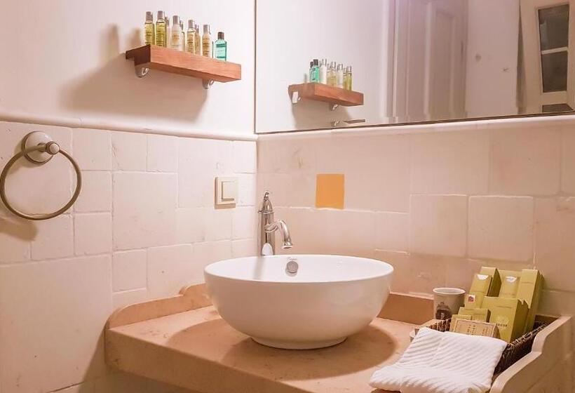 سوئیت با بالکن, Rebetiko