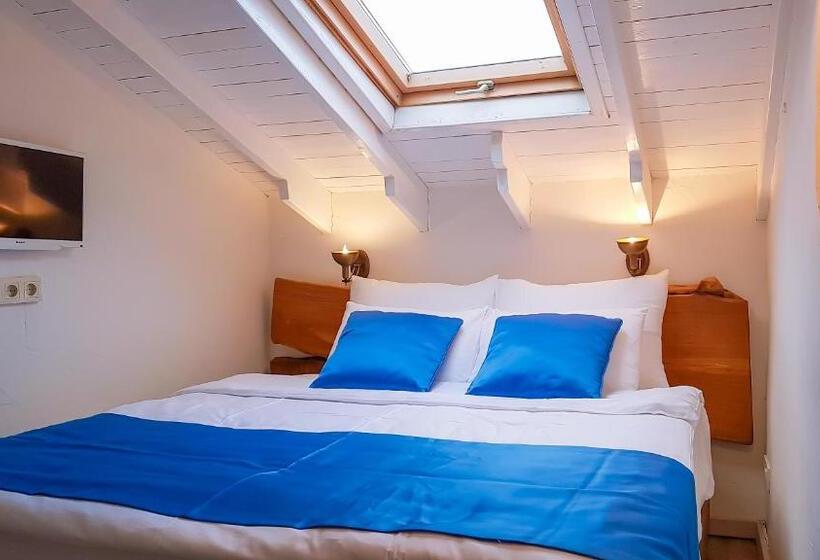 اتاق اکونومی, Rebetiko