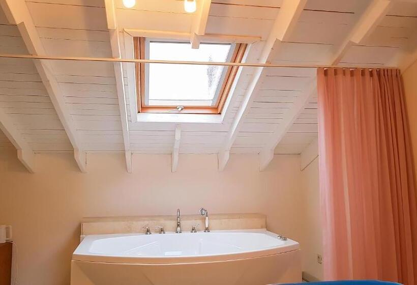 اتاق استاندارد با وان آب گرم, Rebetiko