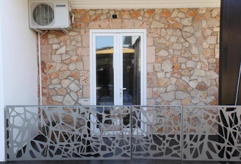 Номер Стандарт Вид на Сад, Ksamil Central Park