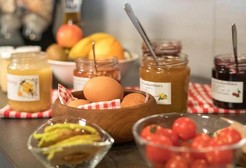 스탠다드 트리픔 룸 공동욕실, Hof Tschannen