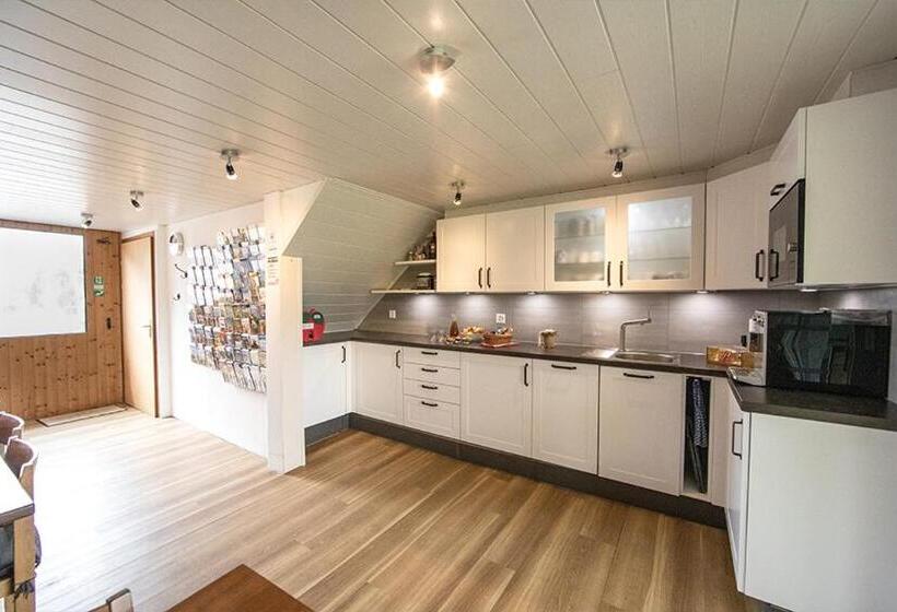 스탠다드 트리픔 룸 공동욕실, Hof Tschannen