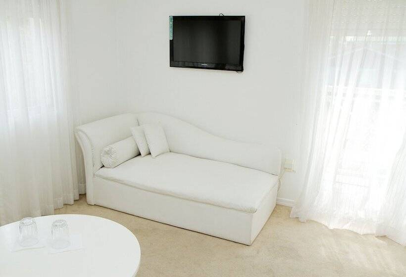 סוויטת ג'וניור, Aqua