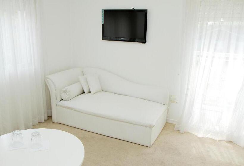 סוויטת ג'וניור, Aqua