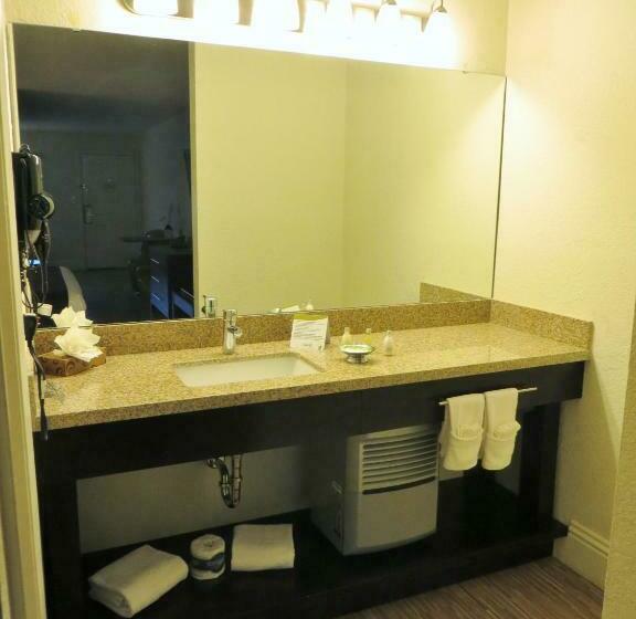 اتاق لوکس با تخت بزرگ, Avanti International Resort