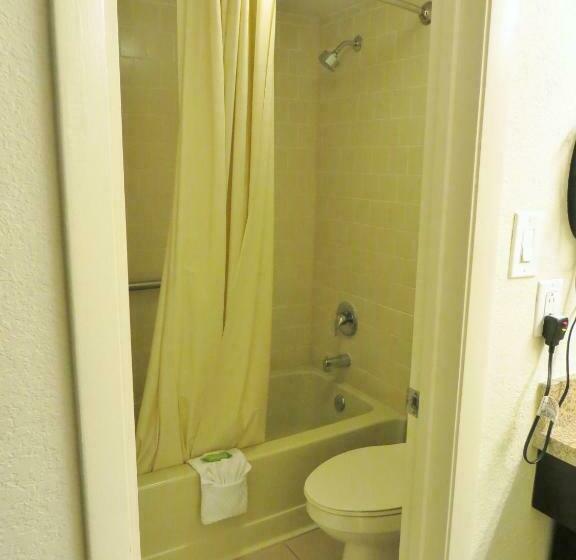 اتاق سوپریور با چشم‌انداز استخر, Avanti International Resort