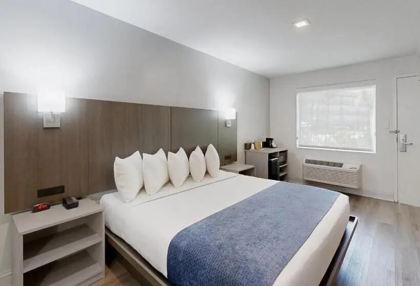 اتاق سوپریور با چشم‌انداز استخر, Avanti International Resort