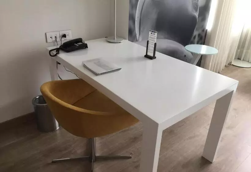 سوئیت برای معلولان, Holiday Inn Express & Suites Medellin, An Ihg