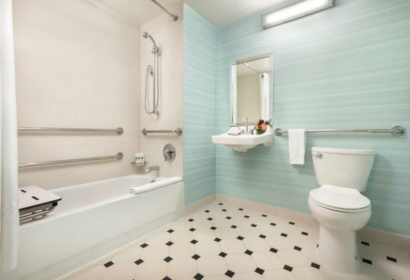 适合残疾人使用的标准间, Aura Times Square