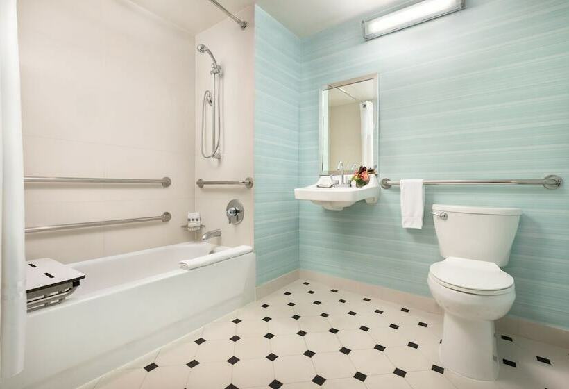 适合残疾人使用的标准间, Aura Times Square