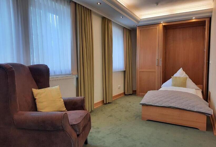 Полулюкс, Vier Spitzen