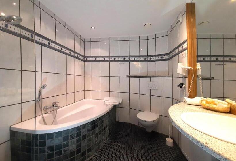 Полулюкс, Vier Spitzen