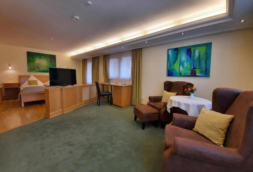 Полулюкс, Vier Spitzen