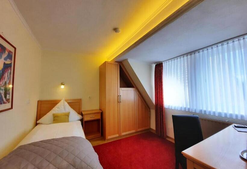 Семейный Номер, Vier Spitzen