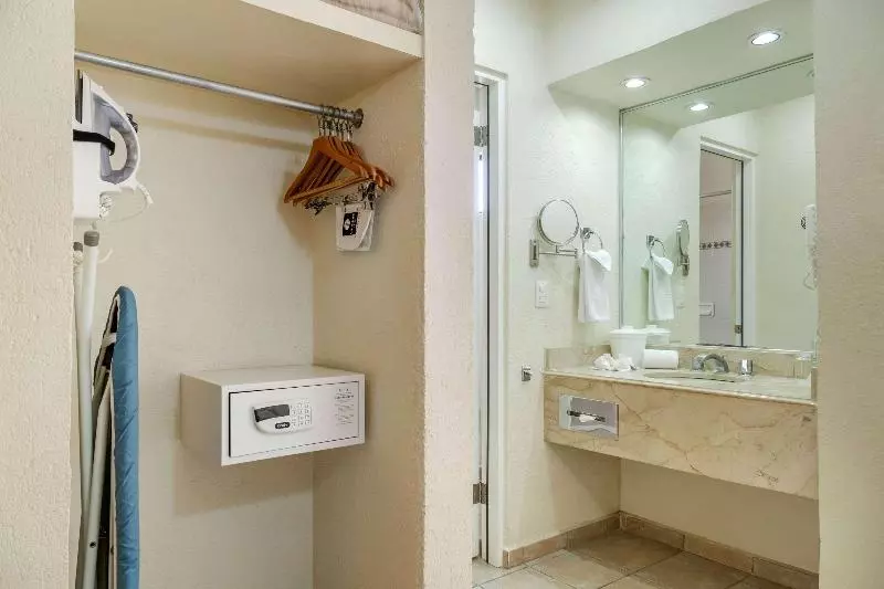 اتاق استاندارد, Comfort Inn Tampico
