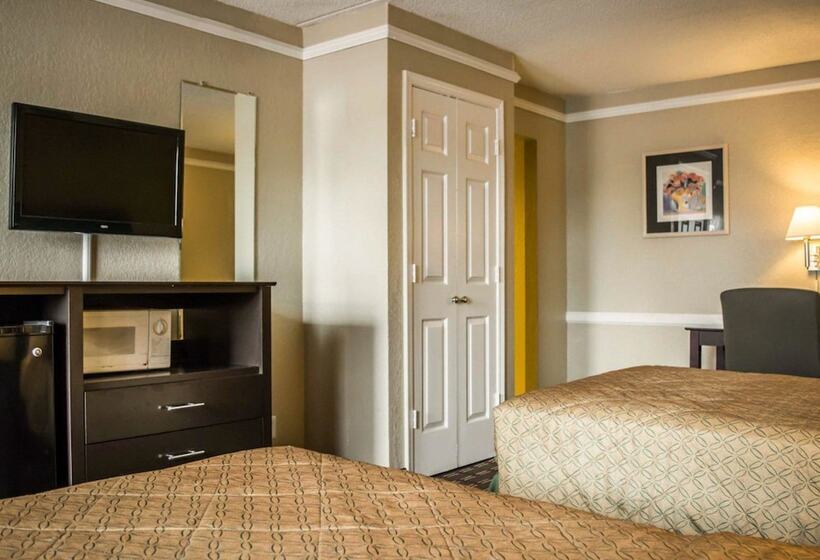 חדר סטנדרט שתי מיטות זוגיות, Rodeway Inn Near Ybor City  Casino