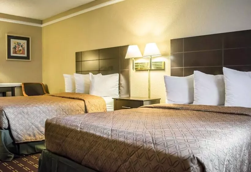 ２ダブルベッドのスタンダードルーム, Rodeway Inn Near Ybor City  Casino