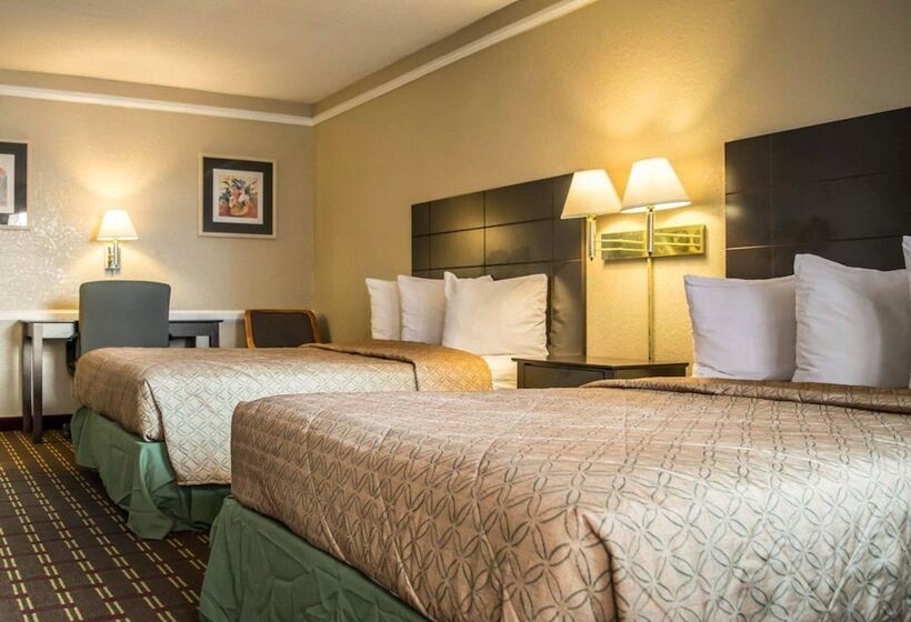 חדר סטנדרט שתי מיטות זוגיות, Rodeway Inn Near Ybor City  Casino