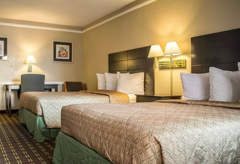 ２ダブルベッドのスタンダードルーム, Rodeway Inn Near Ybor City  Casino