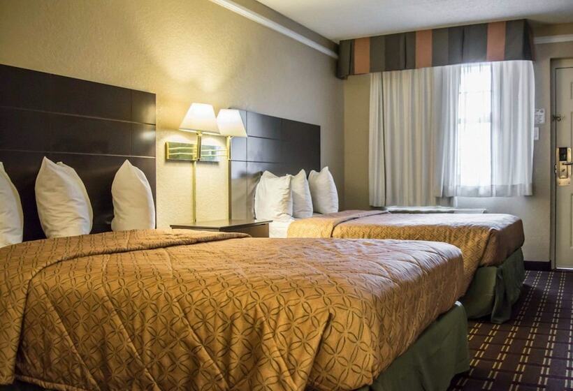 带2个双人床的标准工作室, Rodeway Inn Near Ybor City  Casino
