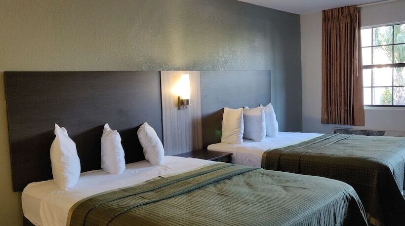חדר סטנדרט שתי מיטות זוגיות, Rodeway Inn Near Ybor City  Casino