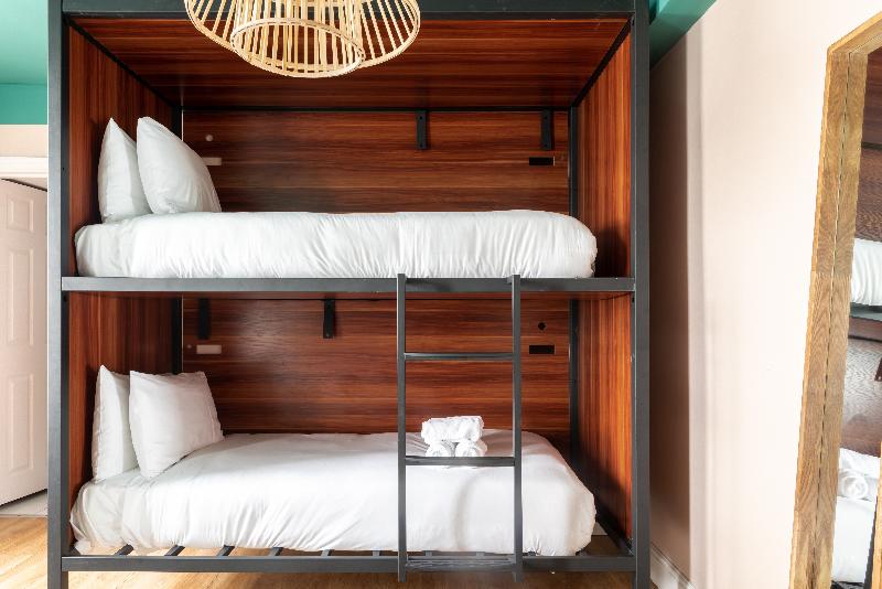 4인용 스탠다드 룸, West Beach Hotel