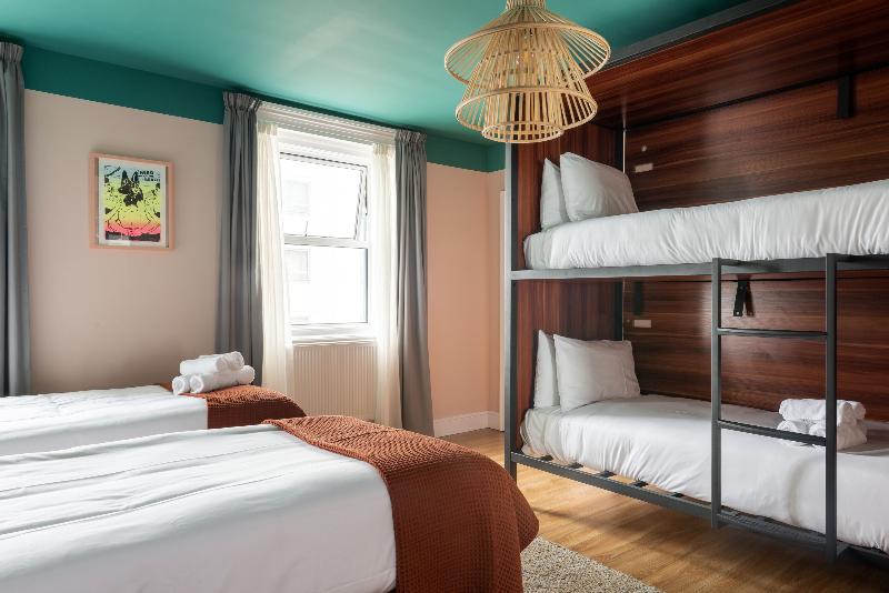 4인용 스탠다드 룸, West Beach Hotel