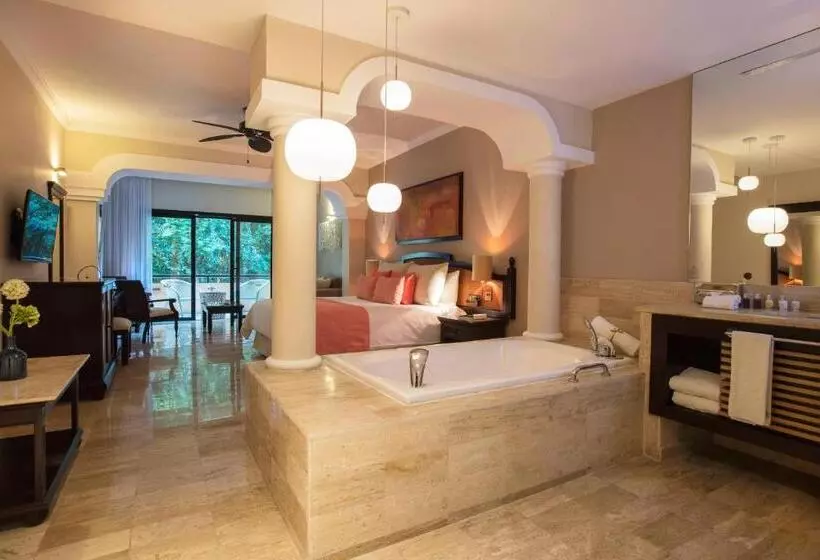 سوئیت جونیور با چشم‌انداز باغ, Grand Palladium Select White Sand Resort & Spa - All Inclusive