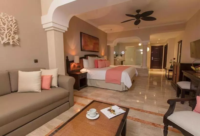 سوئیت جونیور با چشم‌انداز باغ, Grand Palladium Select White Sand Resort & Spa - All Inclusive