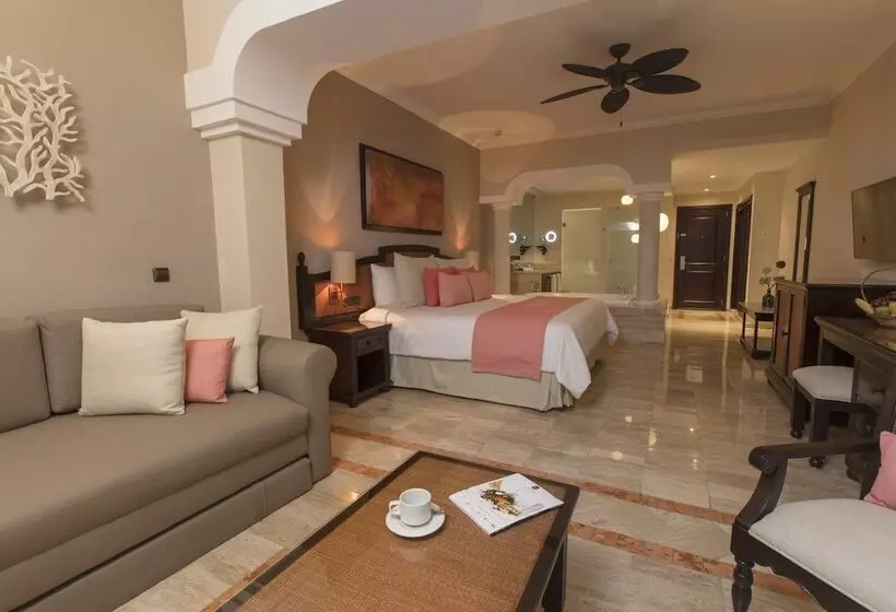 سوئیت جونیور با چشم‌انداز باغ, Grand Palladium Select White Sand Resort & Spa - All Inclusive