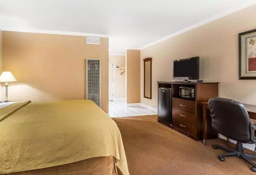 اتاق استاندارد با تخت بزرگ برای معلولان, Quality Inn Near Hearst Castle