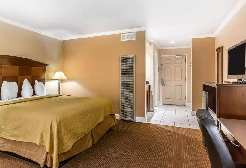 اتاق استاندارد با تخت بزرگ برای معلولان, Quality Inn Near Hearst Castle