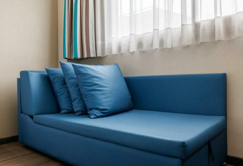 اتاق سوپریور, Ronda Lesseps