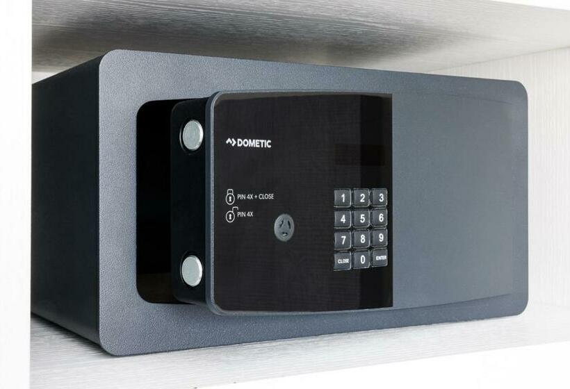 اتاق سوپریور, Ronda Lesseps