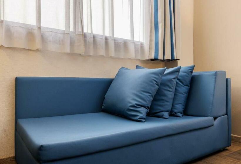 اتاق سوپریور, Ronda Lesseps