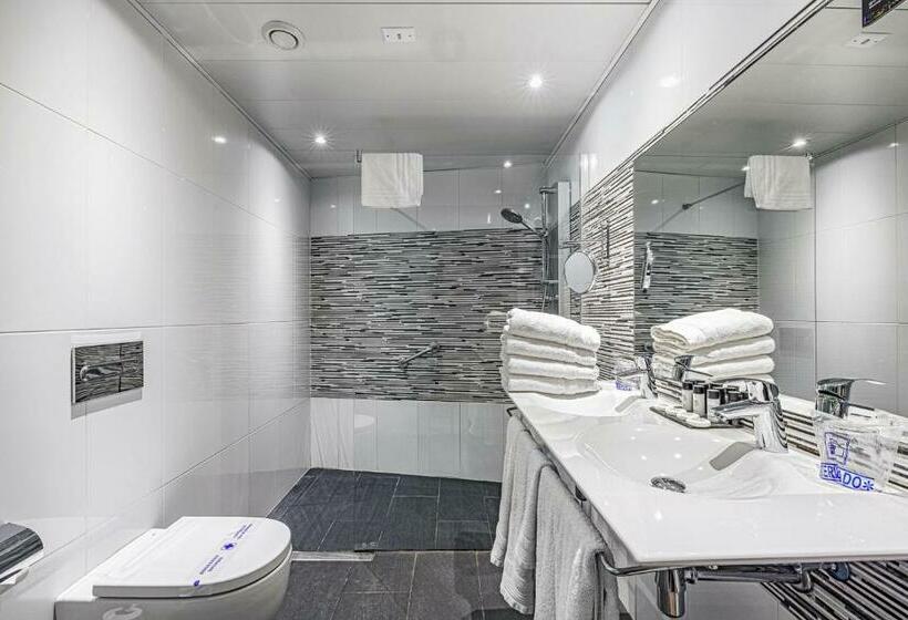 اتاق لوکس خانوادگی, Ronda Lesseps