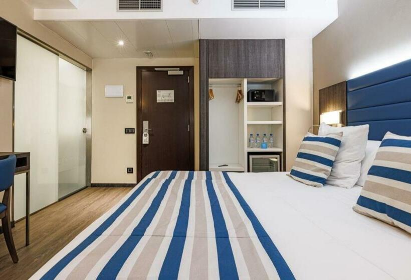 اتاق لوکس خانوادگی, Ronda Lesseps