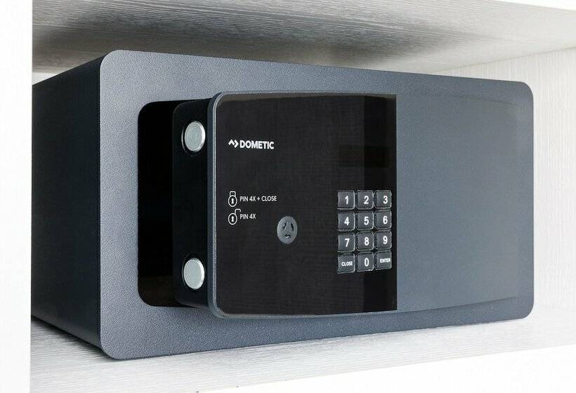 اتاق سوپریور, Ronda Lesseps