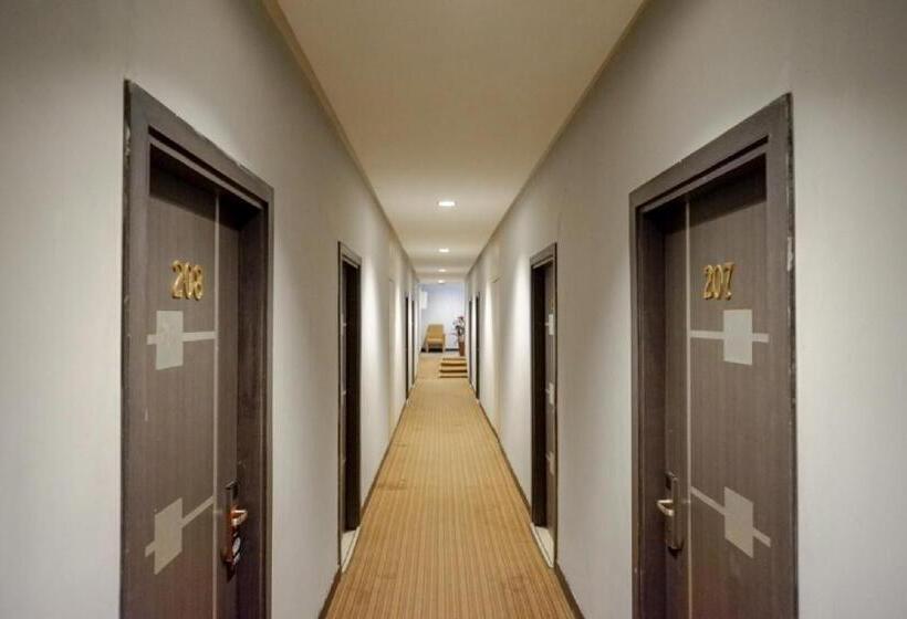 디럭스 룸, Reddoorz Plus Near Hotel Benua Kendari