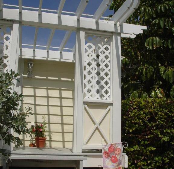 بنجلو قياسى, Bungalow Beach Resort