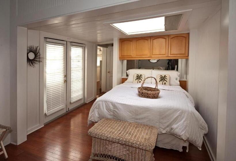 بنجلو قياسى, Bungalow Beach Resort