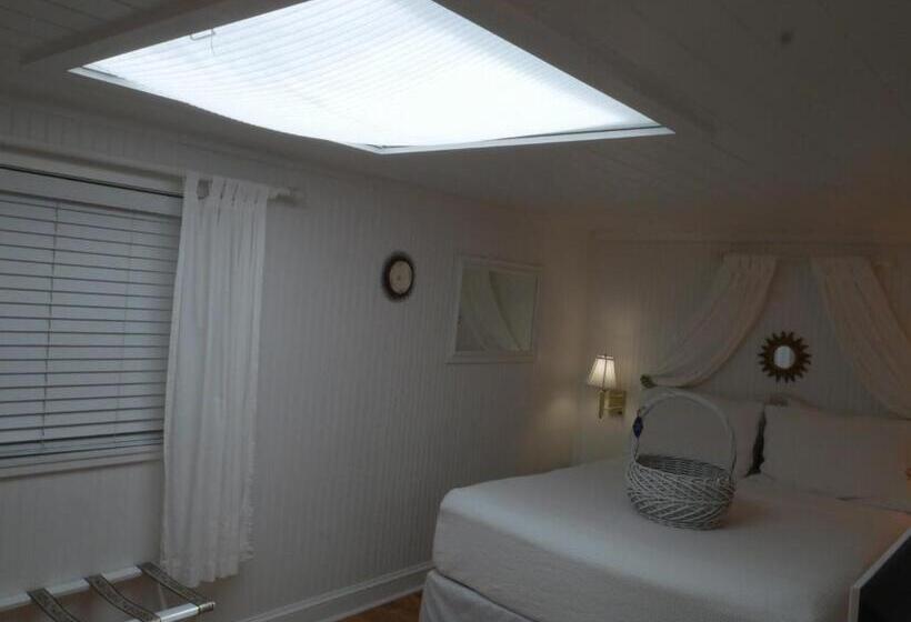 بنجلو قياسى, Bungalow Beach Resort