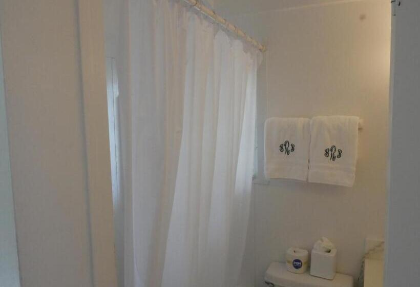 بنجلو قياسى مطل على البحر, Bungalow Beach Resort