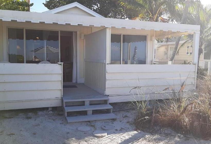 بنجلو قياسى مطل على البحر, Bungalow Beach Resort